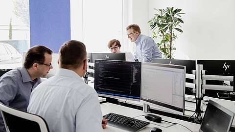 Mitarbeiter bei der Arbeit. Das Projekt wird in Teilprojekte untergliedert und auf die beteiligten Gewerke abgestimmt.