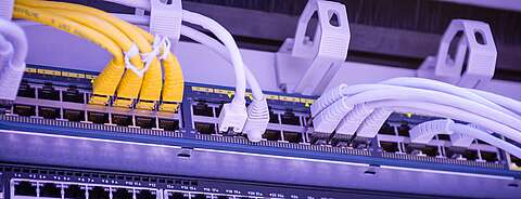 Nahaufnahme Switchpanel. Es sind einige Kabel angeschlossen.