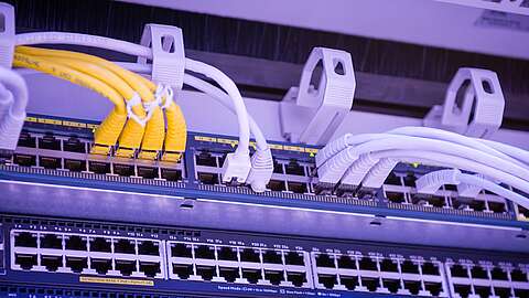 Nahaufnahme Switchpanel. Es sind einige Kabel angeschlossen.