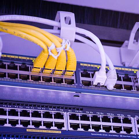 Nahaufnahme Switchpanel. Es sind einige Kabel angeschlossen.