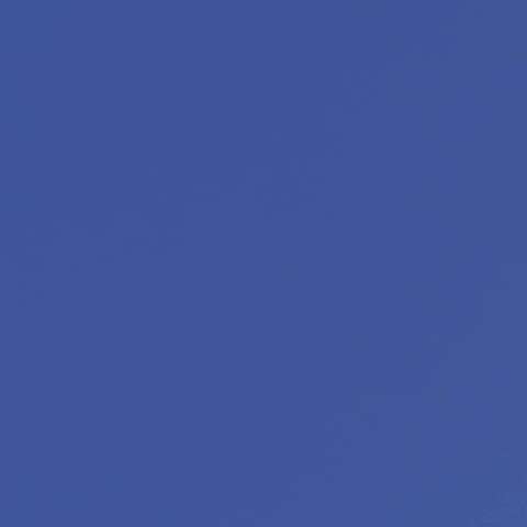 Ein Techniker klettert die Richtfunkantenne hoch. Im Hintergrund sieht man den Himmel