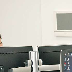 Zwei Damen arbeiten am Computer.