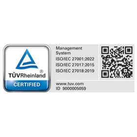 TÜV Rheinland-Zertifizierungsplakat mit einer Auflistung der Managementsysteme nach ISO/IEC 27001:2022, 27017:2015 und 27018:2019, einschließlich eines QR-Codes, einer Website und einer ID-Nummer.