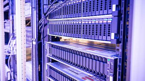 Großer Serverschrank mit zahlreichen elektronischen Komponenten