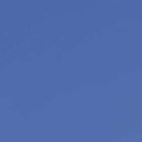 Richtfunkantenne mit arbeitetem Mitarbeiter