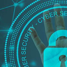 Männer in Anzügen wohnen einer Präsentation bei. Der Schriftzug der Powerpoint lautet "You are hacked!".